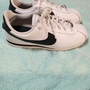 Nike Cortez black/white tennis shoes sz 7y